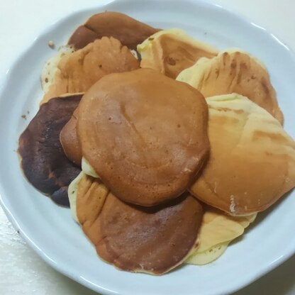 どら焼の皮だけ食べたい！って言われて作ってみました。ひっくり返すのが下手で…歪な形になってしまいましたが…(涙)とっても美味しかったですっ♪(*´∀｀)ご馳走様